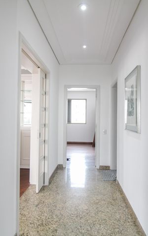 Apartamento à venda com 293m², 5 quartos e 4 vagas Apartamento à venda com 293m², 5 quartos e 4 vagasCorredor