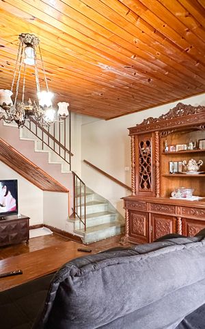 Casa à venda com 247m², 4 quartos e 3 vagas Casa à venda com 247m², 4 quartos e 3 vagasSala