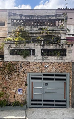 Casa à venda com 247m², 4 quartos e 3 vagas Casa à venda com 247m², 4 quartos e 3 vagasFachada