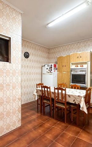 Casa à venda com 247m², 4 quartos e 3 vagas Casa à venda com 247m², 4 quartos e 3 vagasCozinha