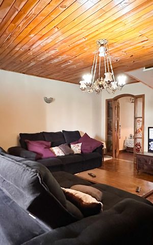 Casa à venda com 247m², 4 quartos e 3 vagas Casa à venda com 247m², 4 quartos e 3 vagasSala