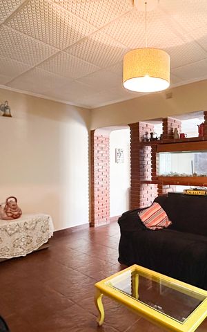 Casa à venda com 247m², 4 quartos e 3 vagas Casa à venda com 247m², 4 quartos e 3 vagasSala de Estar