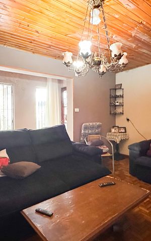 Casa à venda com 247m², 4 quartos e 3 vagas Casa à venda com 247m², 4 quartos e 3 vagasSala
