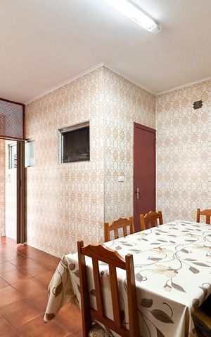 Casa à venda com 247m², 4 quartos e 3 vagas Casa à venda com 247m², 4 quartos e 3 vagasCozinha