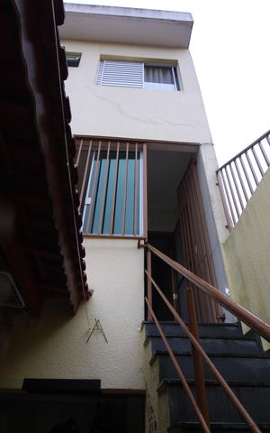 Casa à venda com 110m², 2 quartos e 2 vagasescada externa acesso a área gourmet