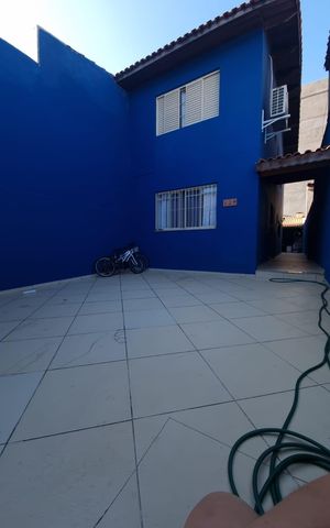 Casa à venda com 184m², 3 quartos e 2 vagas Casa à venda com 184m², 3 quartos e 2 vagasFachada