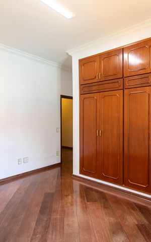 Casa para alugar com 488m², 4 quartos e 4 vagas Casa para alugar com 488m², 4 quartos e 4 vagasQuarto