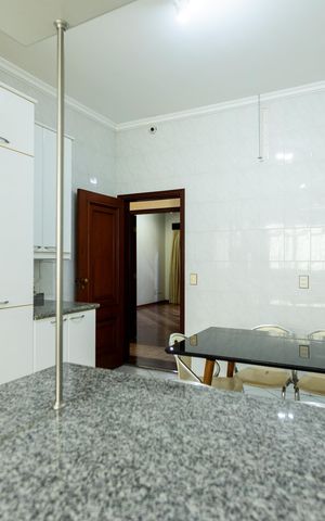 Casa para alugar com 488m², 4 quartos e 4 vagas Casa para alugar com 488m², 4 quartos e 4 vagasCozinha