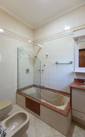 Casa para alugar com 488m², 4 quartos e 4 vagas Casa para alugar com 488m², 4 quartos e 4 vagasBanheiro da Suíte