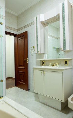Casa para alugar com 488m², 4 quartos e 4 vagas Casa para alugar com 488m², 4 quartos e 4 vagasBanheiro de serviço