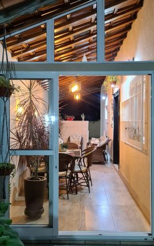 Casa à venda com 275m², 3 quartos e 2 vagas Casa à venda com 275m², 3 quartos e 2 vagasÁrea externa