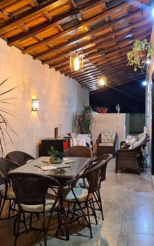 Casa à venda com 275m², 3 quartos e 2 vagas Casa à venda com 275m², 3 quartos e 2 vagasÁrea externa