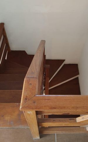 Casa à venda com 160m², 3 quartos e 2 vagas Casa à venda com 160m², 3 quartos e 2 vagasEscada