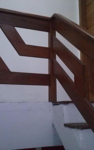 Casa à venda com 160m², 3 quartos e 2 vagas Casa à venda com 160m², 3 quartos e 2 vagasEscada
