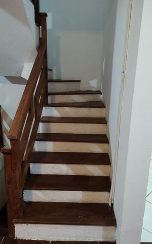 Casa à venda com 160m², 3 quartos e 2 vagas Casa à venda com 160m², 3 quartos e 2 vagasEscada