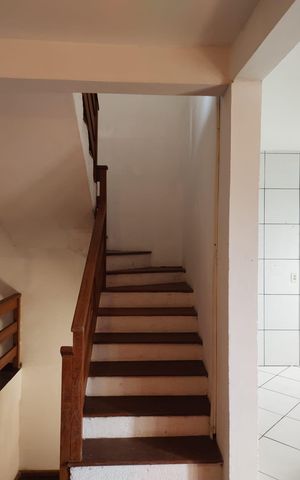 Casa à venda com 160m², 3 quartos e 2 vagas Casa à venda com 160m², 3 quartos e 2 vagasEscada