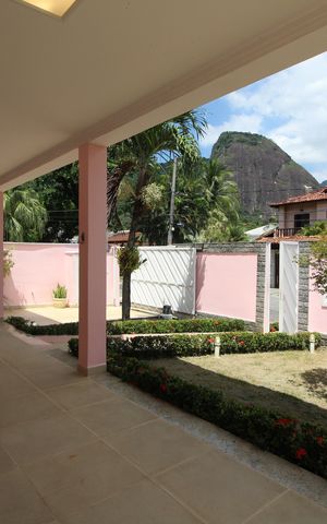 Casa de condomínio à venda com 329m², 4 quartos e 3 vagasFrente