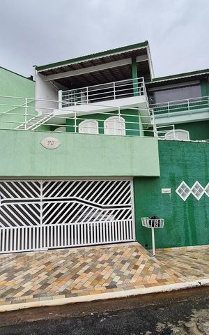 Casa à venda com 230m², 3 quartos e 2 vagas Casa à venda com 230m², 3 quartos e 2 vagasfachada
