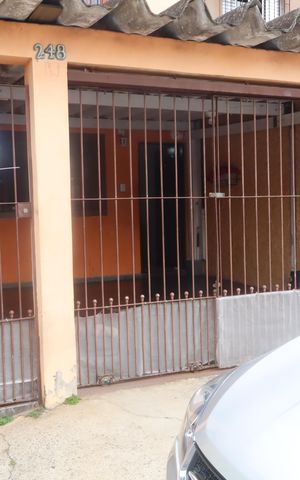 Casa à venda com 199m², 4 quartos e 2 vagasFachada e portão