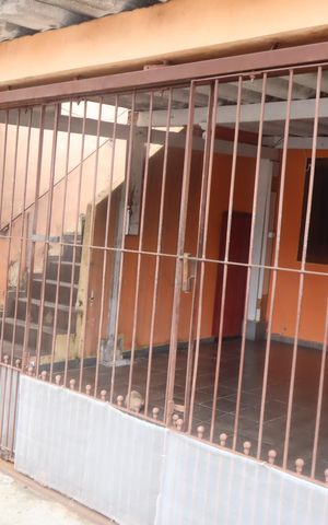 Casa à venda com 199m², 4 quartos e 2 vagasFachada e portão