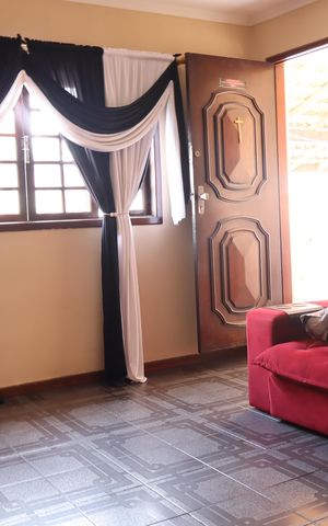 Casa à venda com 199m², 4 quartos e 2 vagasSala da casa de cima
