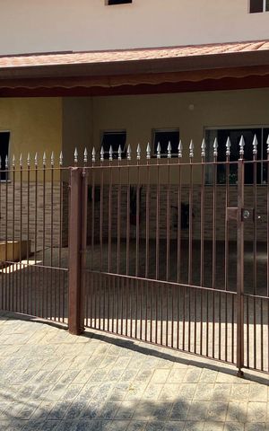 Casa à venda com 220m², 4 quartos e 2 vagas Casa à venda com 220m², 4 quartos e 2 vagasFachada