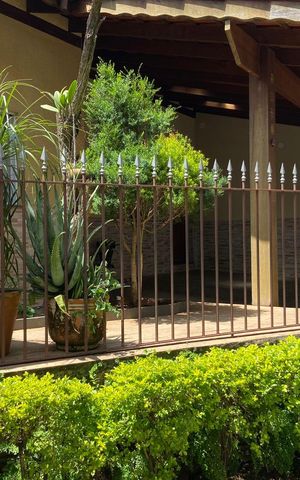 Casa à venda com 220m², 4 quartos e 2 vagas Casa à venda com 220m², 4 quartos e 2 vagasFachada