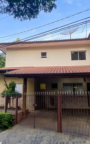 Casa à venda com 220m², 4 quartos e 2 vagas Casa à venda com 220m², 4 quartos e 2 vagasFachada