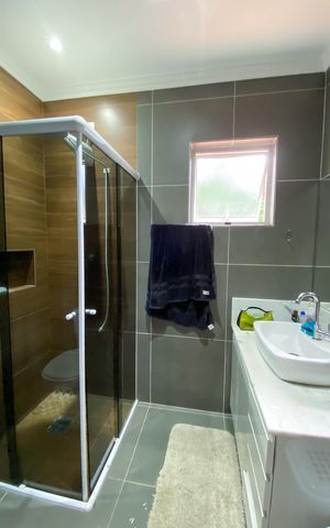 Casa à venda com 220m², 4 quartos e 2 vagas Casa à venda com 220m², 4 quartos e 2 vagasBanheiro Social