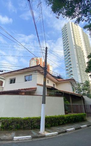 Casa à venda com 220m², 4 quartos e 2 vagas Casa à venda com 220m², 4 quartos e 2 vagasFachada