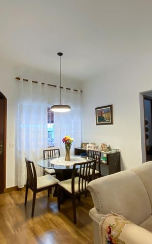 Casa à venda com 220m², 4 quartos e 2 vagas Casa à venda com 220m², 4 quartos e 2 vagasSala