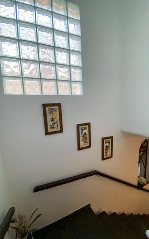Casa à venda com 220m², 4 quartos e 2 vagas Casa à venda com 220m², 4 quartos e 2 vagasEscada