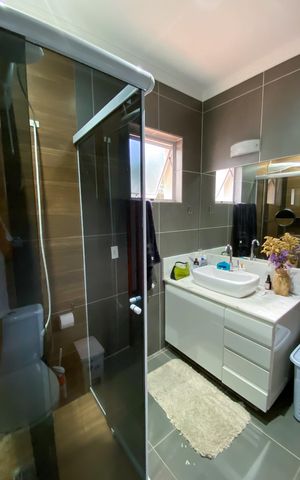 Casa à venda com 220m², 4 quartos e 2 vagas Casa à venda com 220m², 4 quartos e 2 vagasBanheiro Social