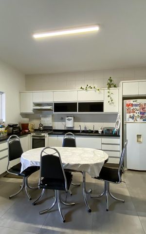 Casa à venda com 220m², 4 quartos e 2 vagas Casa à venda com 220m², 4 quartos e 2 vagasCozinha