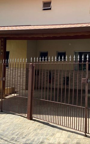 Casa à venda com 220m², 4 quartos e 2 vagas Casa à venda com 220m², 4 quartos e 2 vagasFachada