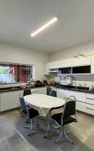 Casa à venda com 220m², 4 quartos e 2 vagas Casa à venda com 220m², 4 quartos e 2 vagasCozinha