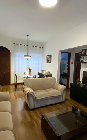 Casa à venda com 220m², 4 quartos e 2 vagas Casa à venda com 220m², 4 quartos e 2 vagasSala