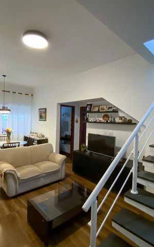Casa à venda com 220m², 4 quartos e 2 vagas Casa à venda com 220m², 4 quartos e 2 vagasSala