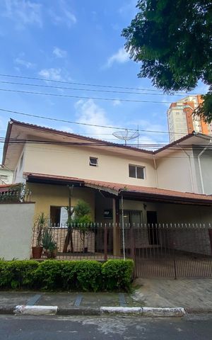 Casa à venda com 220m², 4 quartos e 2 vagas Casa à venda com 220m², 4 quartos e 2 vagasFachada