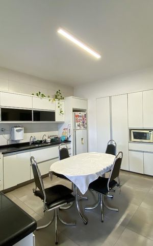 Casa à venda com 220m², 4 quartos e 2 vagas Casa à venda com 220m², 4 quartos e 2 vagasCozinha