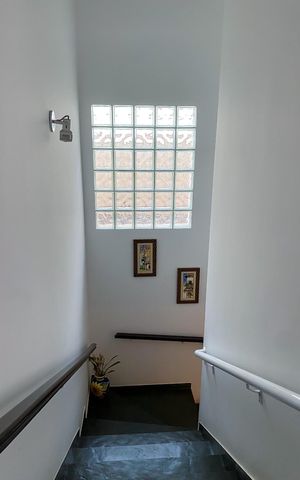 Casa à venda com 220m², 4 quartos e 2 vagas Casa à venda com 220m², 4 quartos e 2 vagasEscada