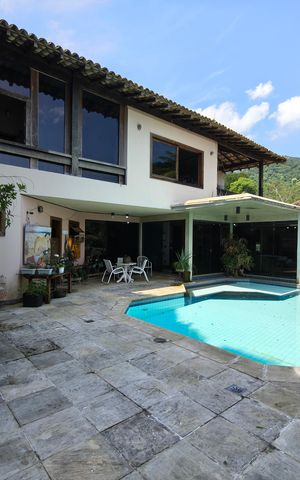 Casa de condomínio à venda com 600m², 4 quartos e 6 vagas
