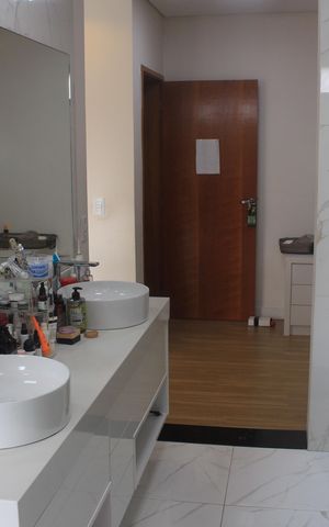 Casa à venda com 389m², 3 quartos e 4 vagasBanheiro da Suíte 1