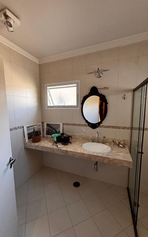 Casa de condomínio para alugar com 430m², 5 quartos e 6 vagas Casa de condomínio para alugar com 430m², 5 quartos e 6 vagasBanheiro suíte 3