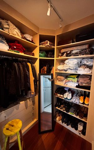 Casa de condomínio para alugar com 430m², 5 quartos e 6 vagas Casa de condomínio para alugar com 430m², 5 quartos e 6 vagasCloset suíte 3