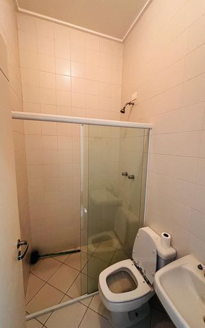 Casa de condomínio para alugar com 430m², 5 quartos e 6 vagas Casa de condomínio para alugar com 430m², 5 quartos e 6 vagasBanheiro suíte 5