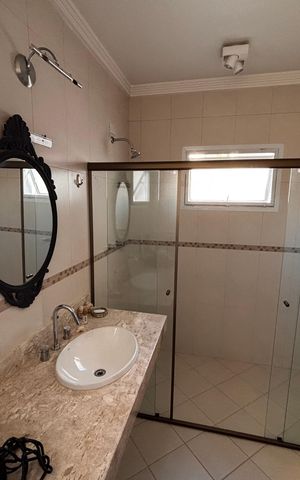 Casa de condomínio para alugar com 430m², 5 quartos e 6 vagas Casa de condomínio para alugar com 430m², 5 quartos e 6 vagasBanheiro suíte 3