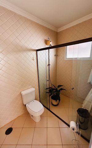 Casa de condomínio para alugar com 430m², 5 quartos e 6 vagas Casa de condomínio para alugar com 430m², 5 quartos e 6 vagasBanheiro piscina