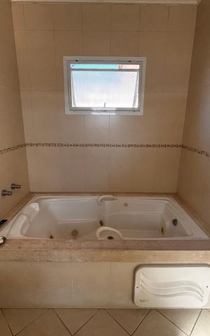 Casa de condomínio para alugar com 430m², 5 quartos e 6 vagas Casa de condomínio para alugar com 430m², 5 quartos e 6 vagasBanheiro suíte 1