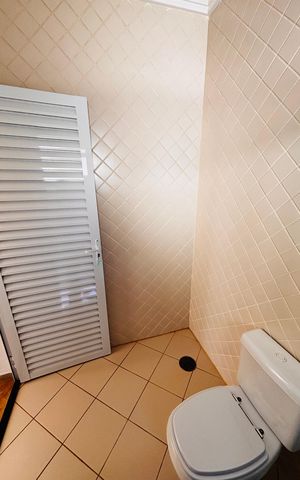 Casa de condomínio para alugar com 430m², 5 quartos e 6 vagas Casa de condomínio para alugar com 430m², 5 quartos e 6 vagasBanheiro piscina